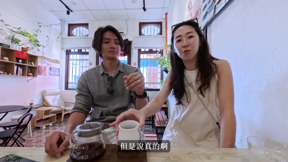 夫妻在咖啡店桌邊