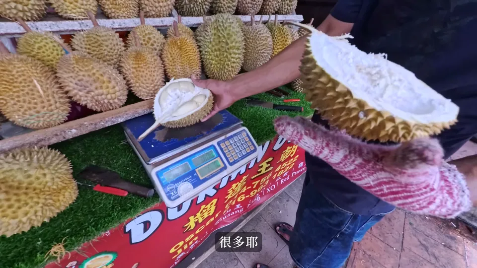 市區榴槤店的榴槤與價牌