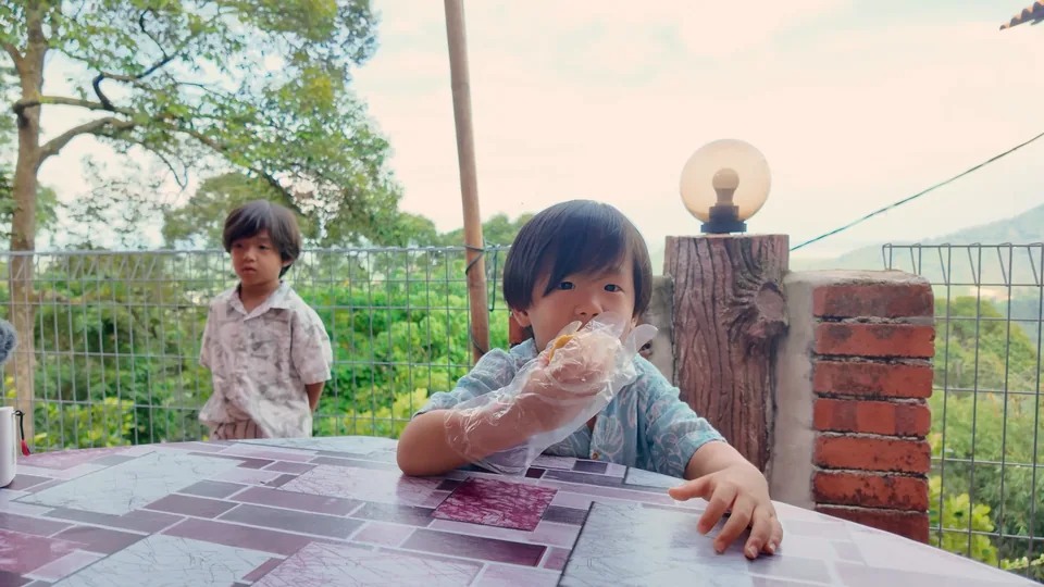 孩子在果園餐桌旁品嘗