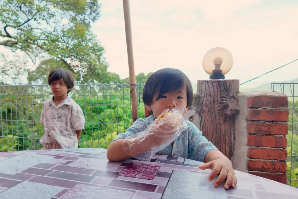 孩子在果園餐桌旁品嘗