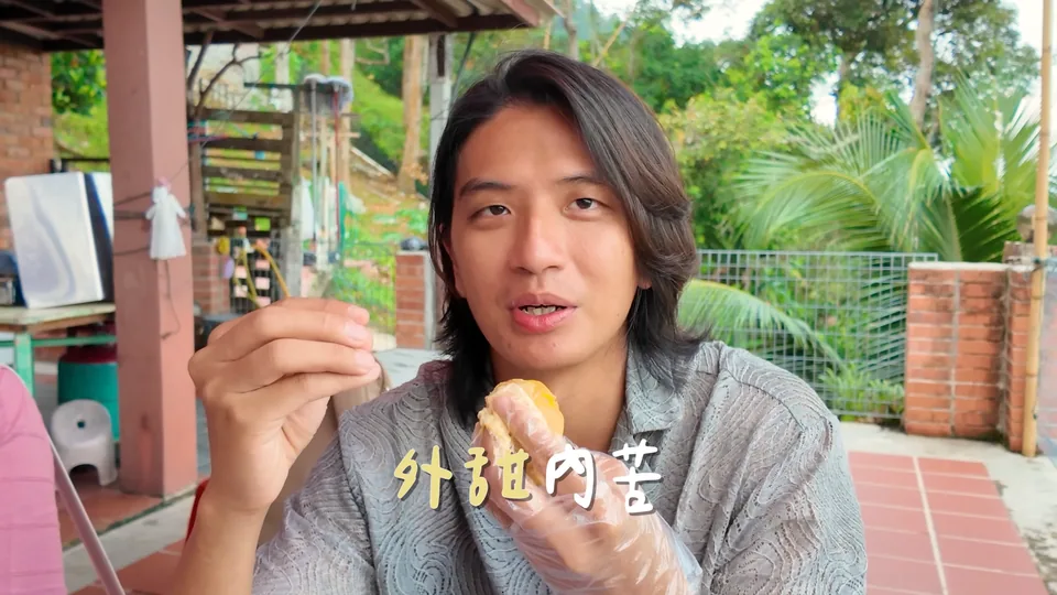 爸爸拿著榴槤果肉分享感受