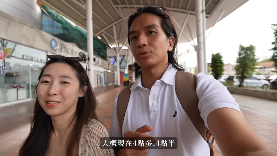 夫妻在騎樓旁說明市區步行
