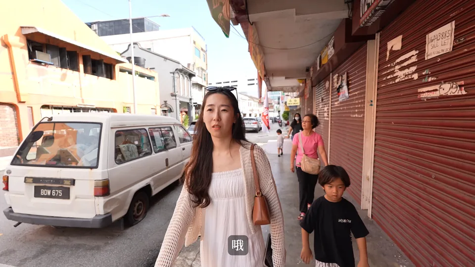 媽媽與孩子沿街屋散步