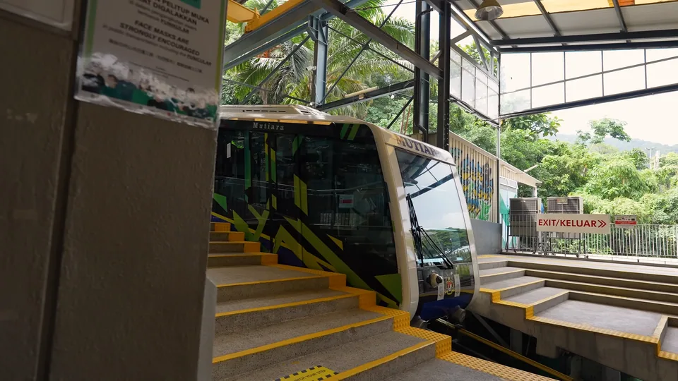 升旗山車站的纜車車廂與月台