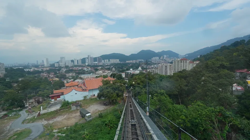 從纜車沿軌道看山下城市
