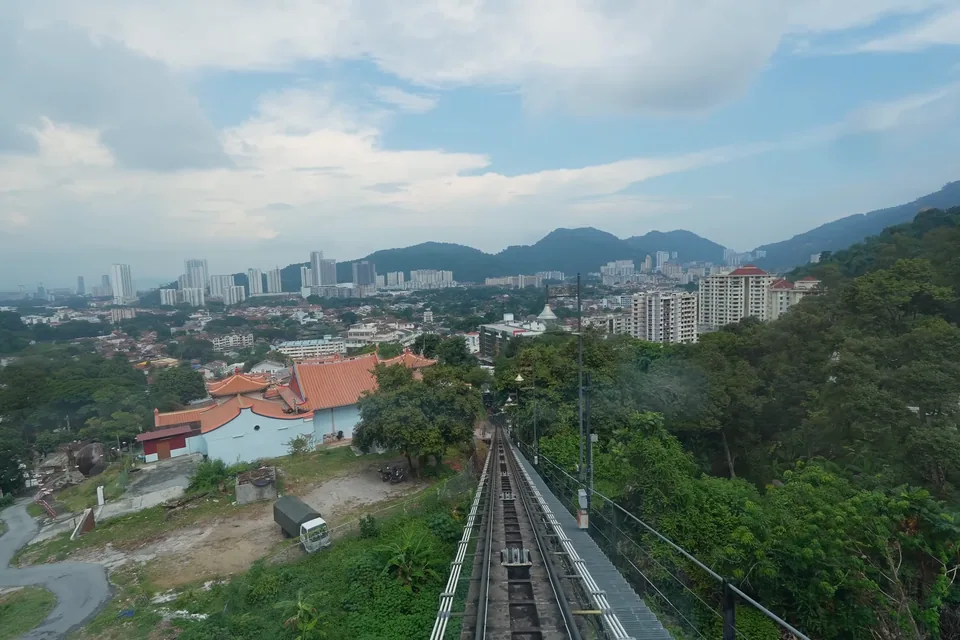 從纜車沿軌道看山下城市