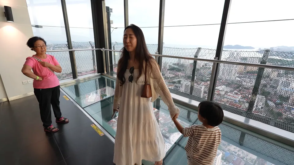 家人在玻璃地板觀景區互動