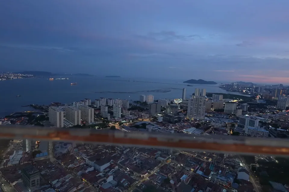 藍調時刻的檳城城市與海景