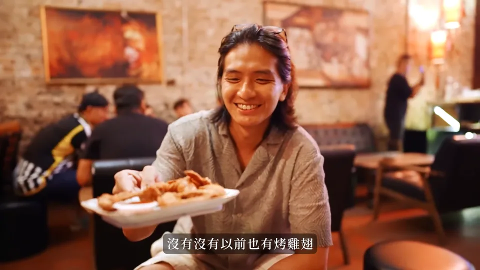 爸爸在店內拿著餐點
