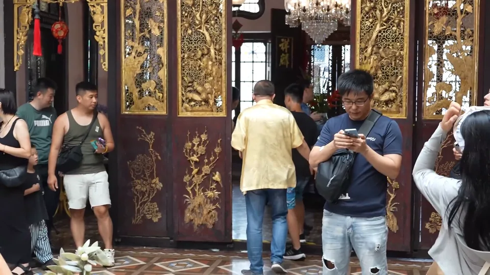 宅邸內雕花門面與參觀人群