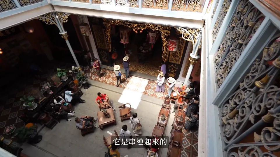 從樓上看中庭與走廊