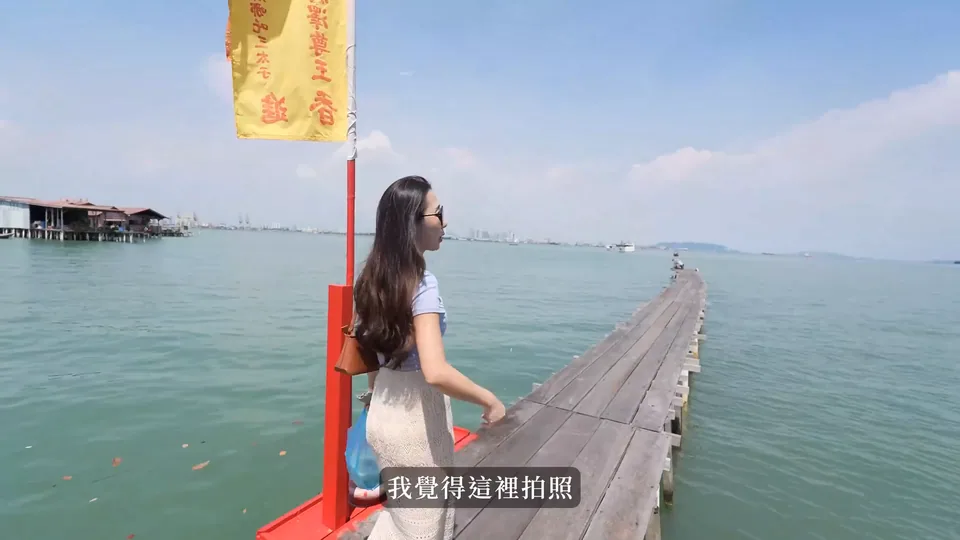 媽媽站在棧道旁望向海景