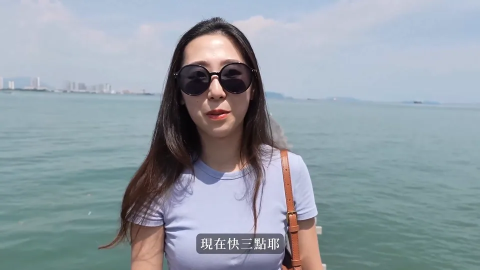 媽媽在海邊說明旅行感受