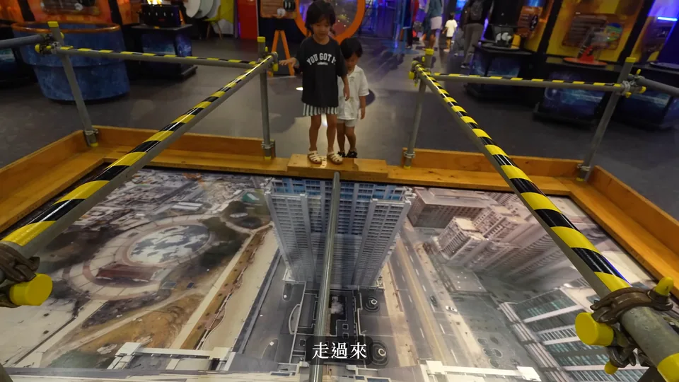 孩子走過錯視橋展示