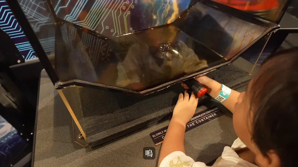 孩子操作互動科學裝置