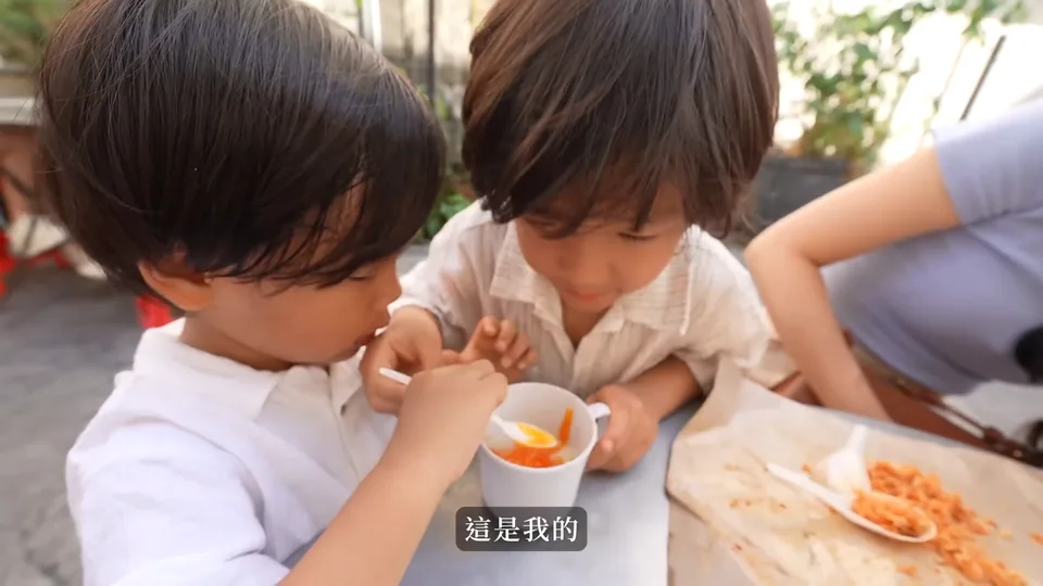 兩個孩子一起看早餐雞蛋