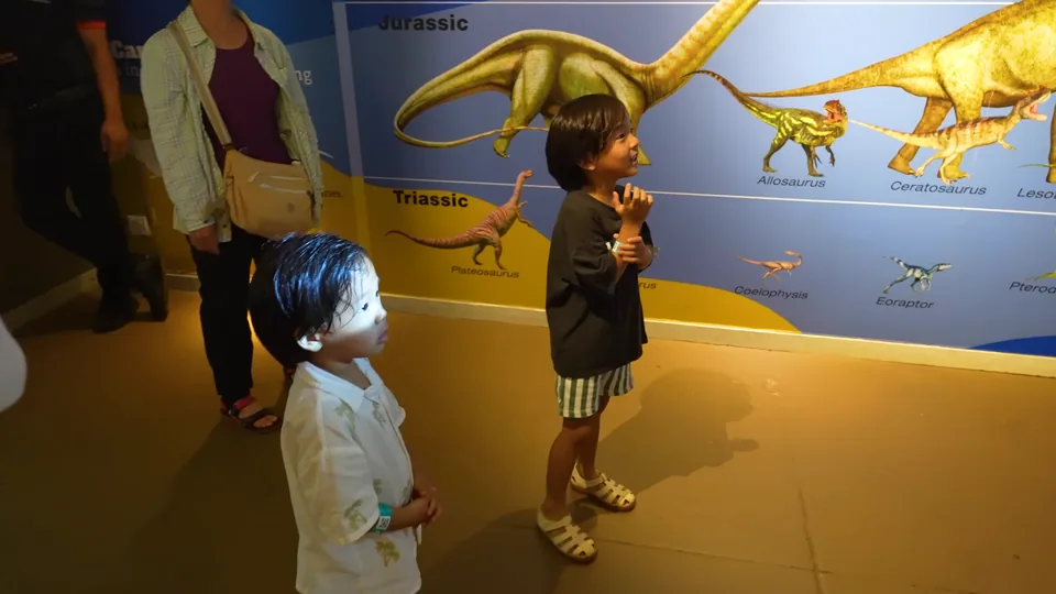 孩子觀看恐龍主題展示