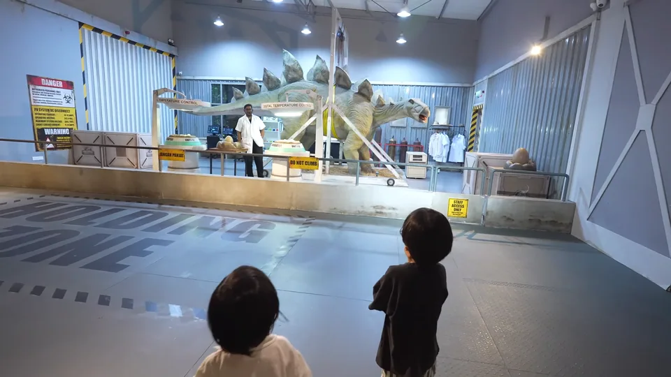 孩子在恐龍骨架展區觀看