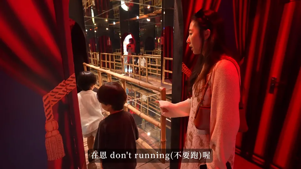 紅色鏡廊中的媽媽與孩子