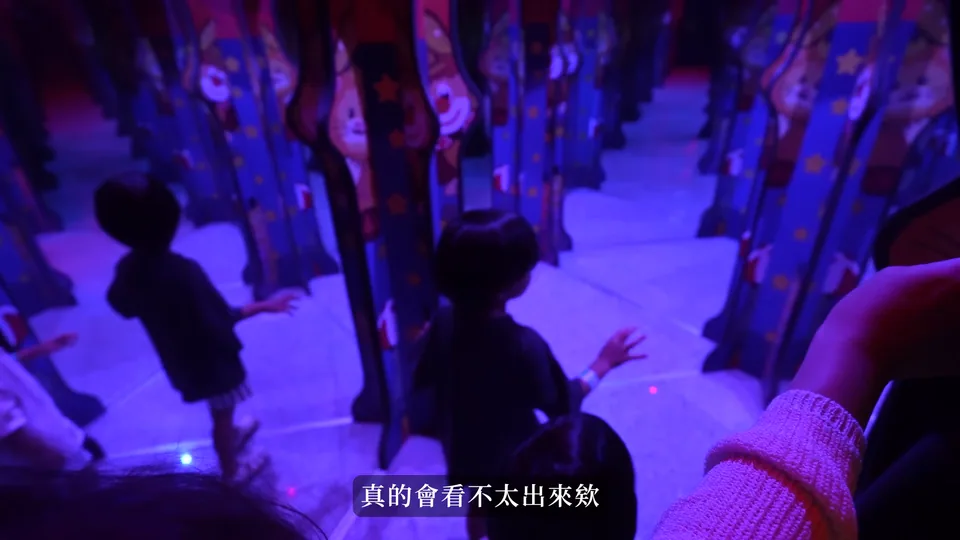 藍色鏡廊中的孩子與鏡像