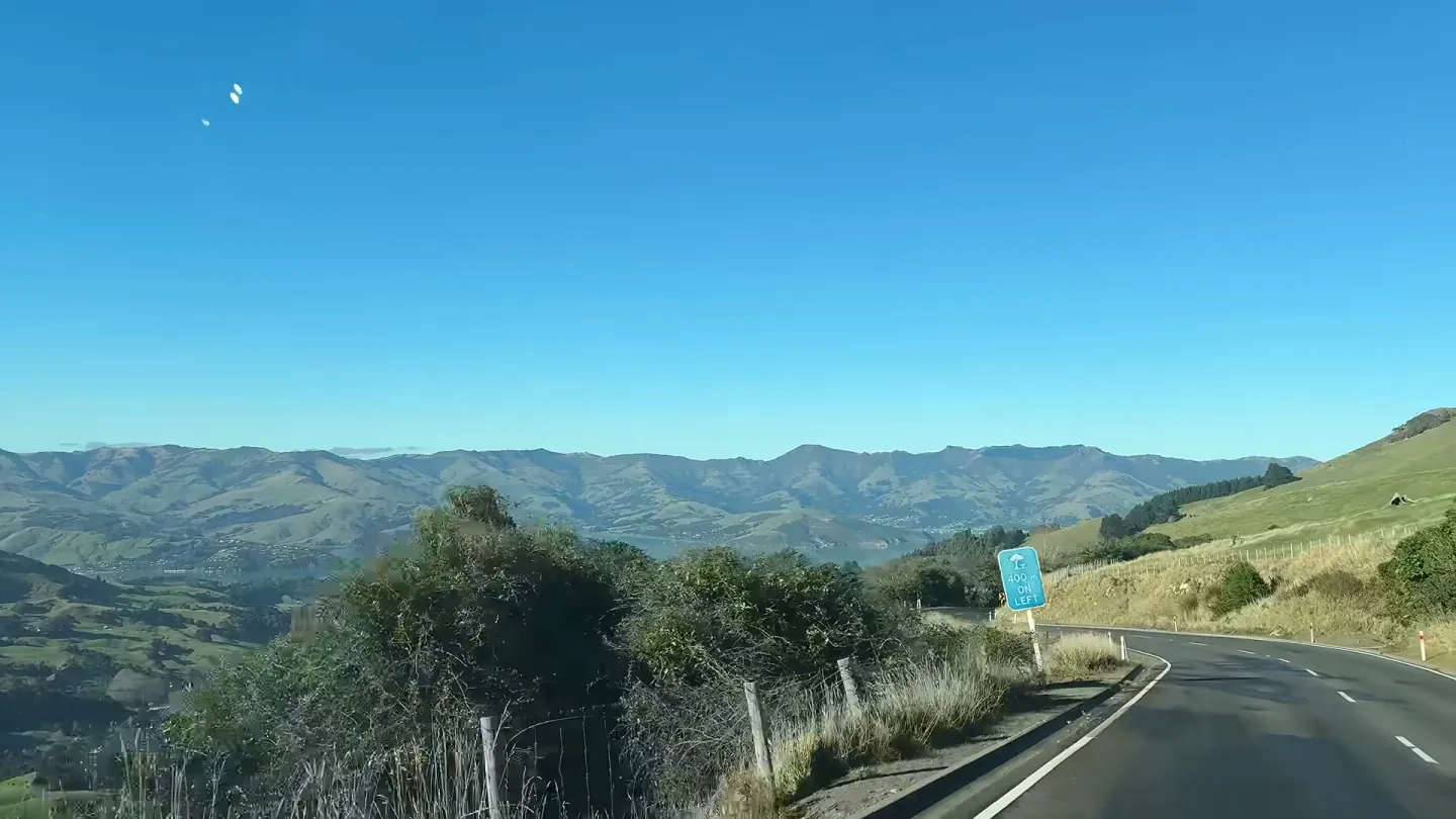 前往 Akaroa 羊駝農場路上的山海景色