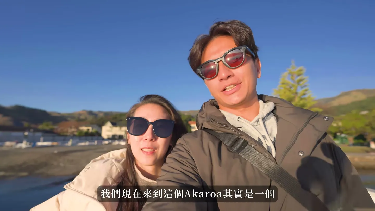 Hiram 與 Queenie 在 Akaroa 海濱步行