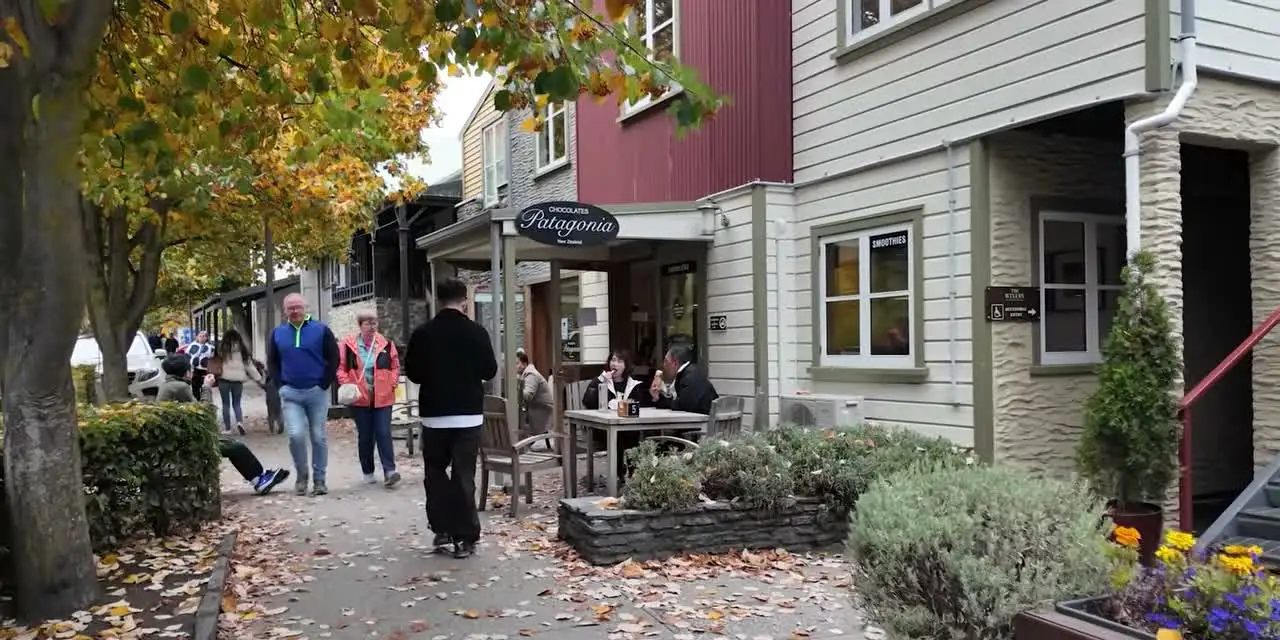 Arrowtown 秋葉下的街道、低矮店屋與行人