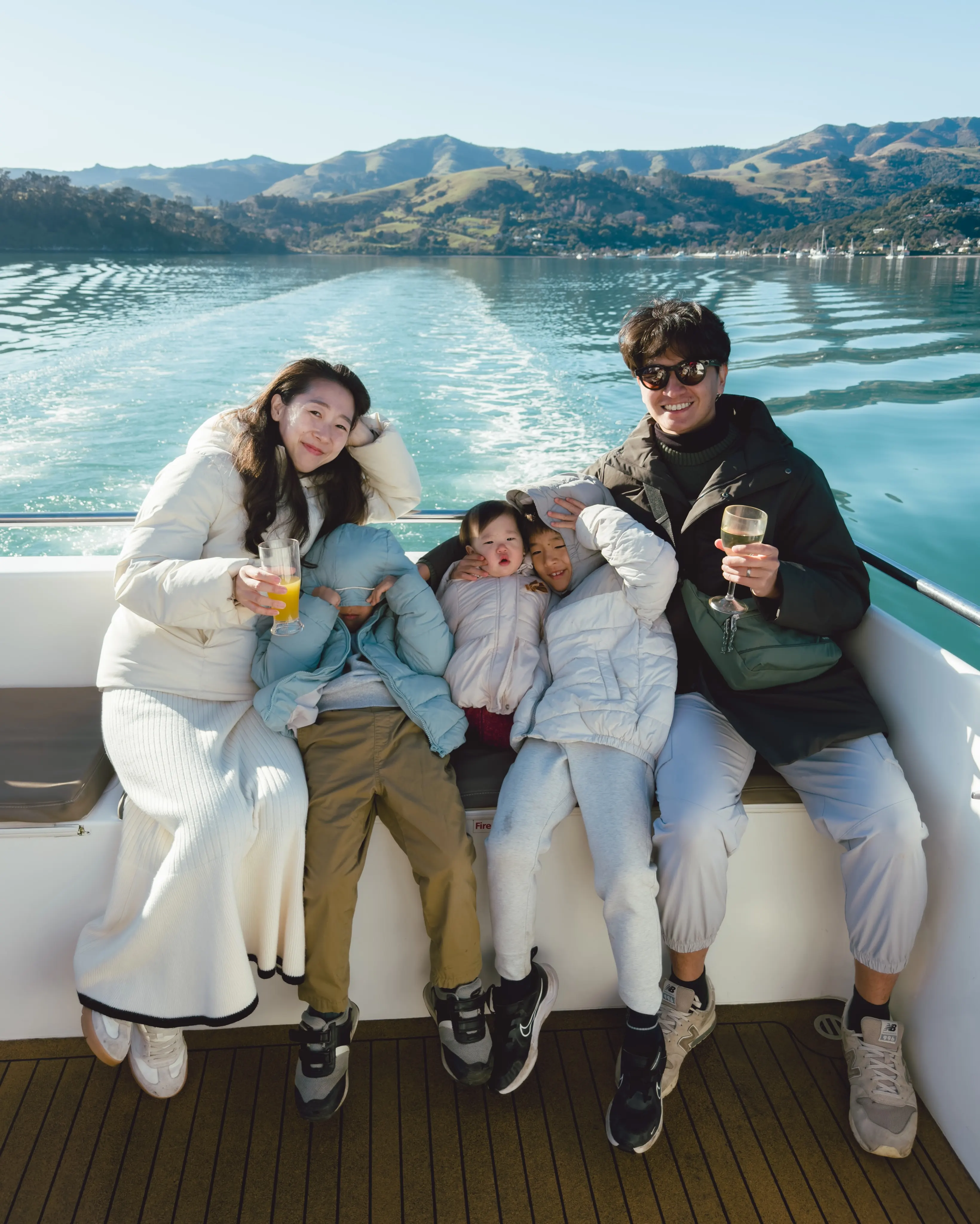 鷹式一家搭乘 Akaroa Dolphins,後方可見海灣與航跡