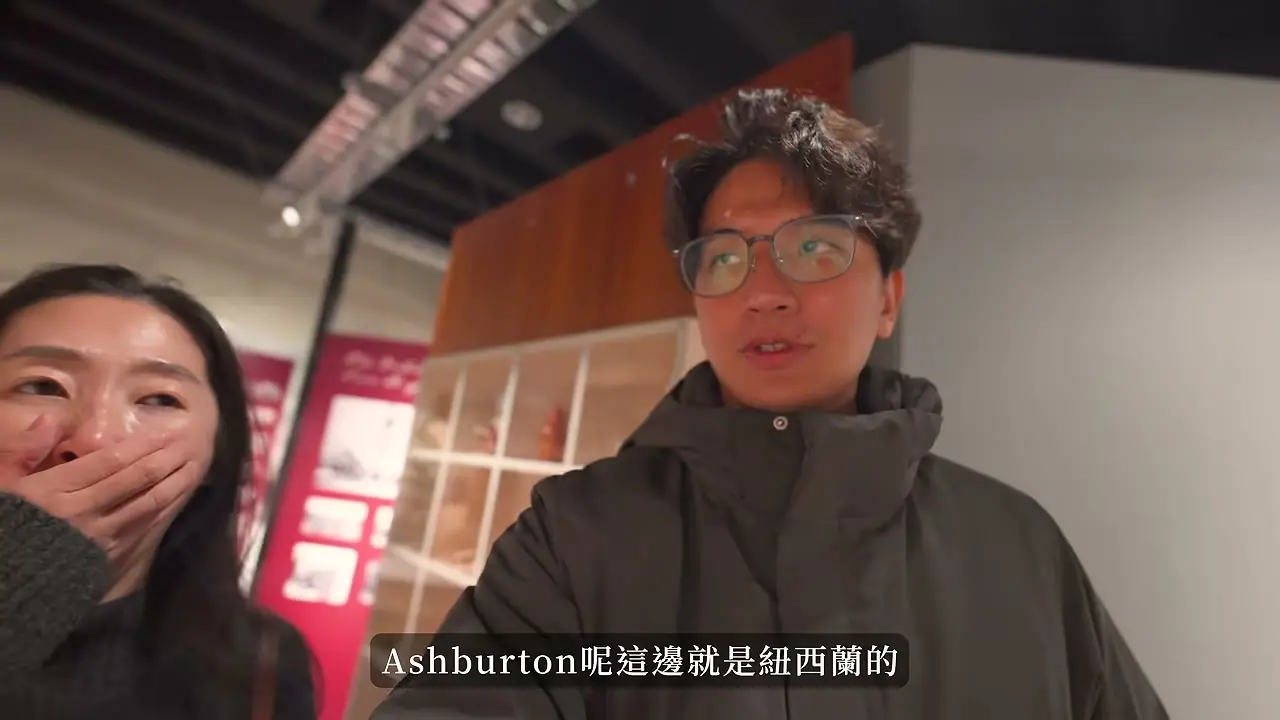 家人在 Ashburton Museum 展區前說明參觀內容,後方有圖文展示