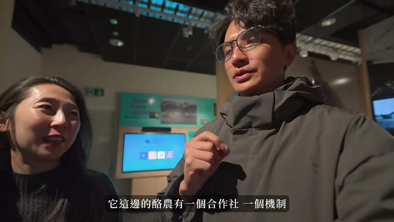 家人在 Ashburton Museum 的螢幕與圖文展板前介紹地方產業