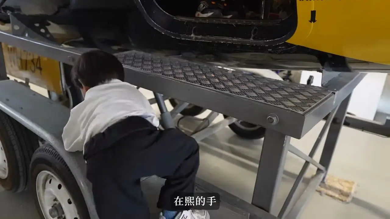 孩子從台階探看航空館展機的機艙入口