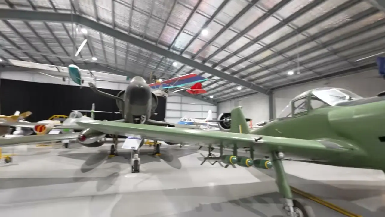 Ashburton Aviation Museum 機庫內陳列多架飛機,前方是一架綠色飛機