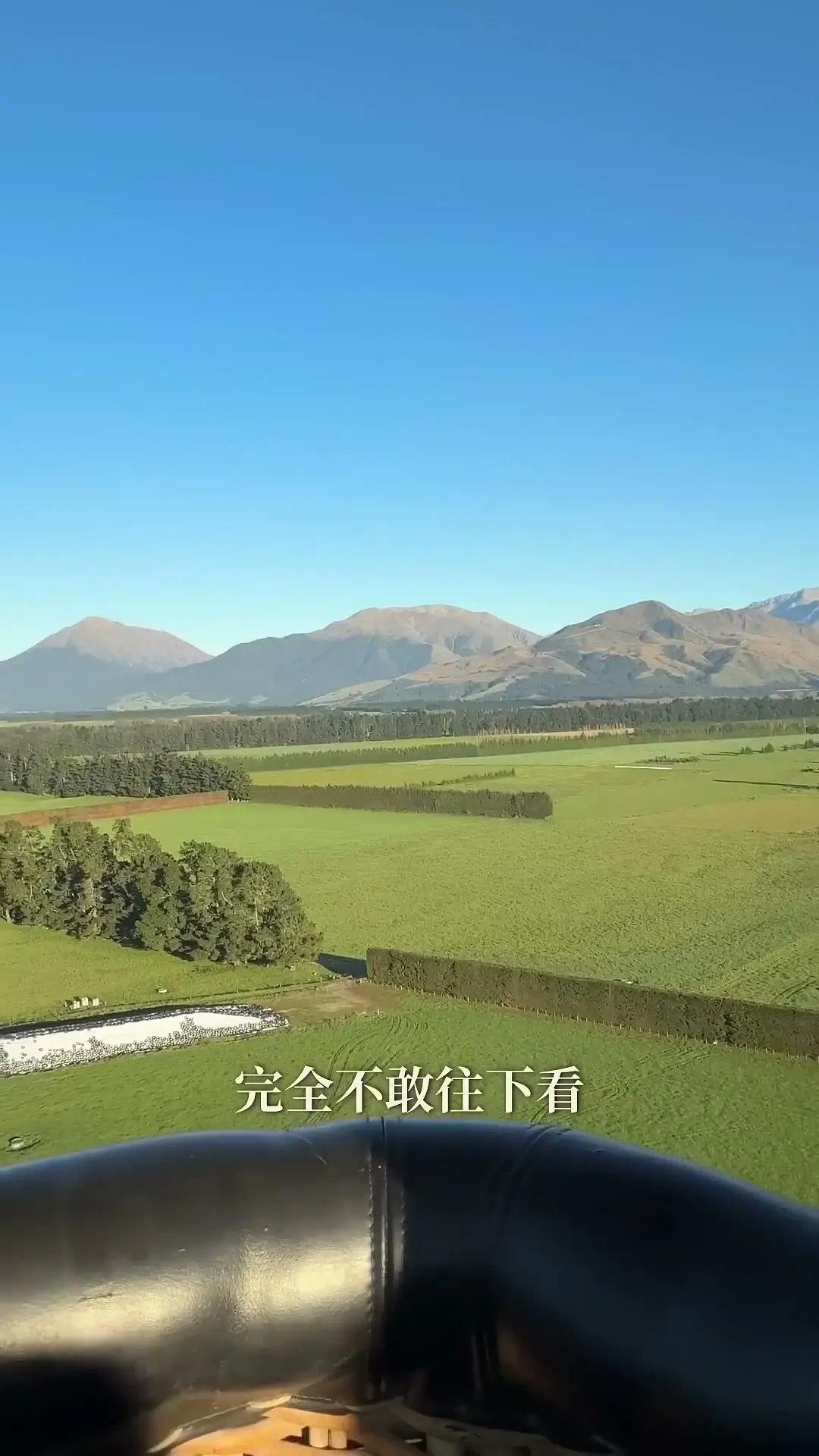 熱氣球升空後俯看 Methven 周邊的綠色農田與遠山