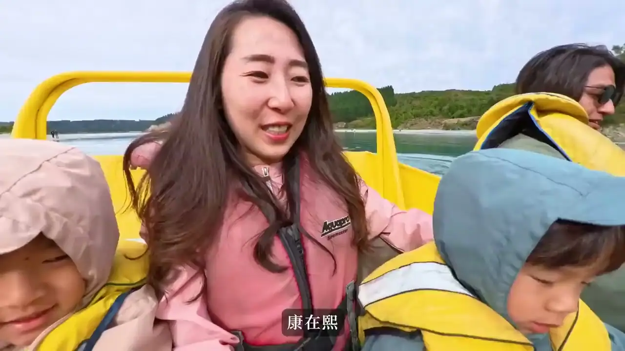 家人穿著救生衣坐在噴射快艇上,身旁是黃色護欄