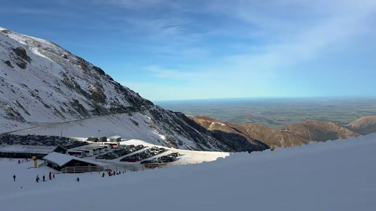 從 Mt Hutt 雪場俯看雪坡、山間設施與遠方平原