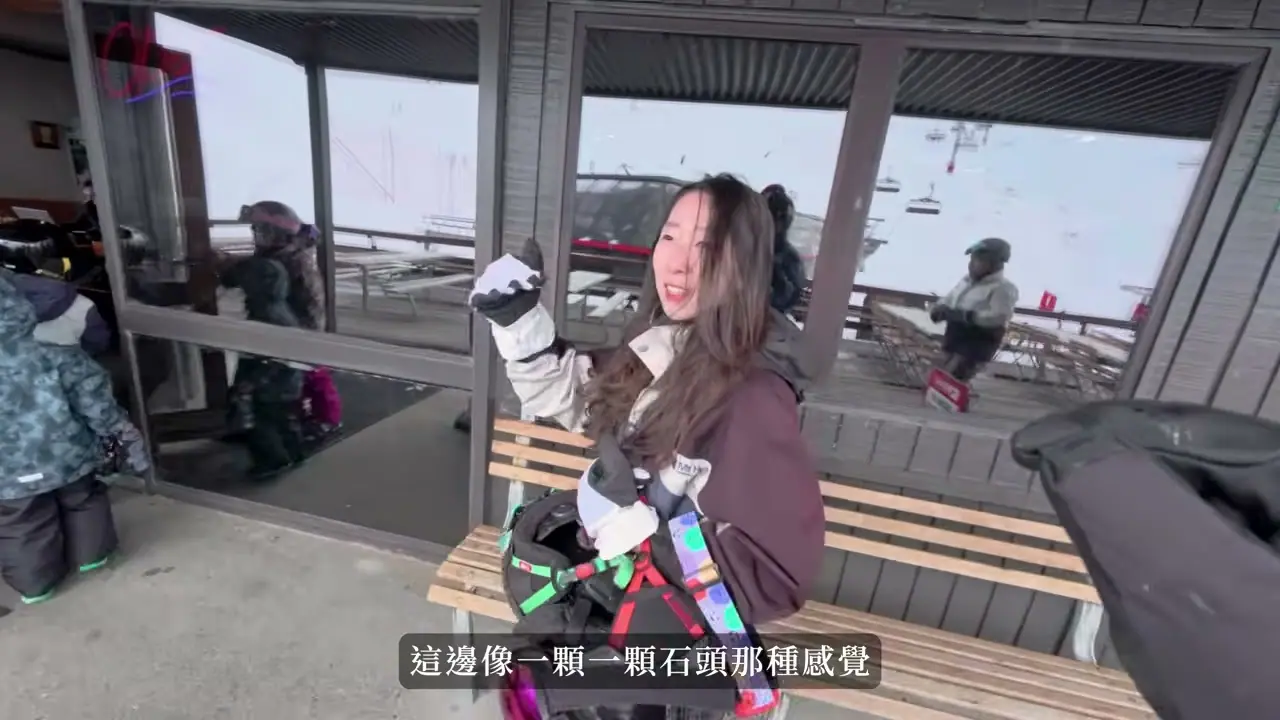 家人在 Mt Hutt 雪場建築外拿著雪杖準備活動
