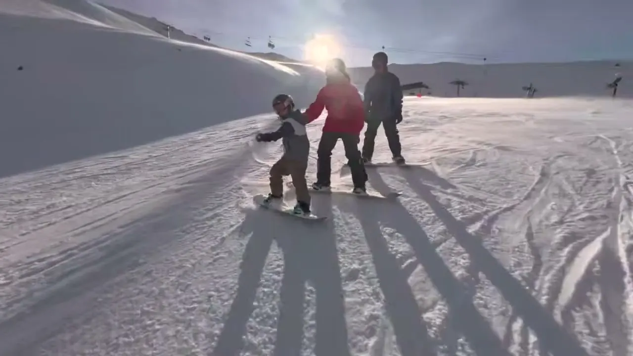 家人在 Mt Hutt 雪道上陪孩子練習滑雪