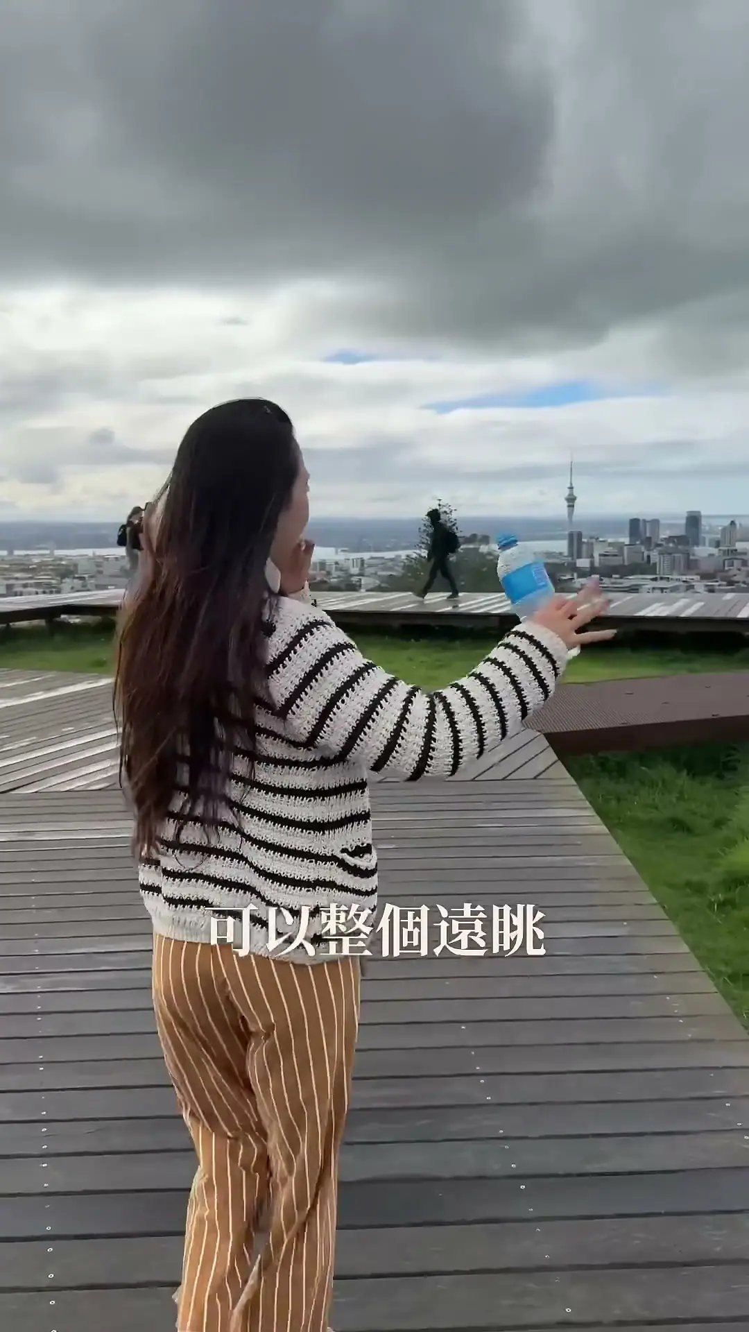 Mount Eden 觀景平台與遠方奧克蘭市景