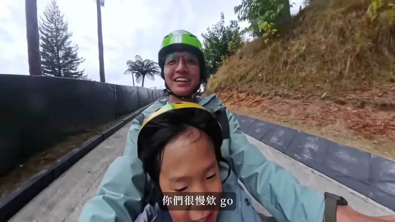 成人與孩子在 Rotorua Skyline 同乘滑坡車