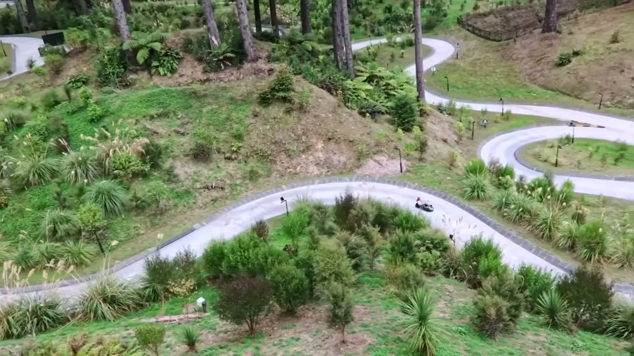 Rotorua Skyline 的滑坡車彎道與園區綠地