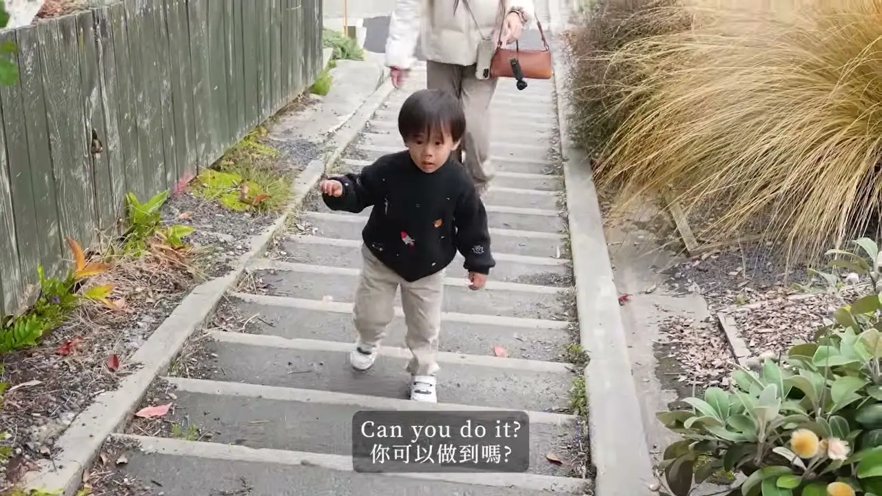 孩子沿 Baldwin Street 路旁階梯往上走