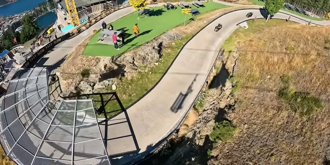 從上方俯看 Queenstown Skyline 滑坡車的彎道與行駛車輛