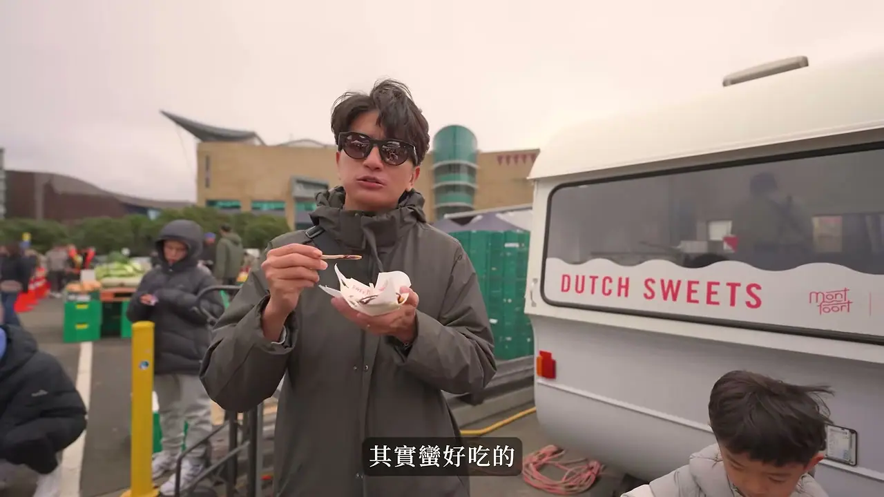 家人在威靈頓港口市集餐車前吃點心