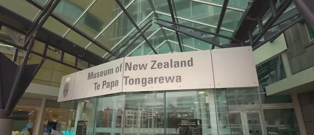 紐西蘭國家博物館 Te Papa Tongarewa 的入口招牌與玻璃門廳