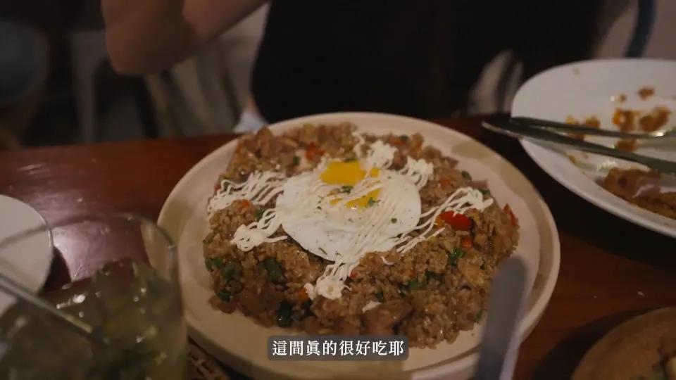 Ubeco 的米飯餐盤,上方放著煎蛋。