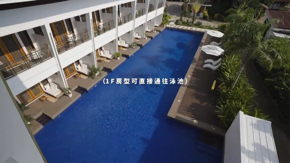 Molly Resort Bohol 的長形泳池、客房陽台與池邊躺椅。