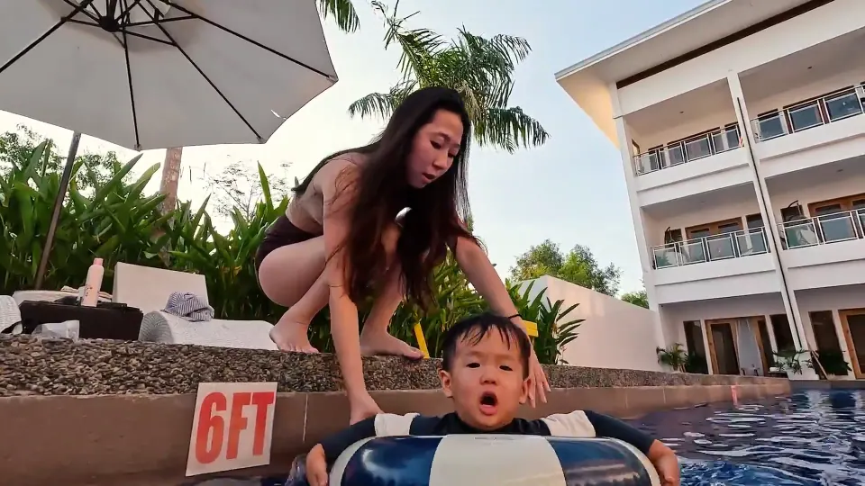 秀秀與孩子在 Molly 泳池邊,後方可見 6FT 深度標示。