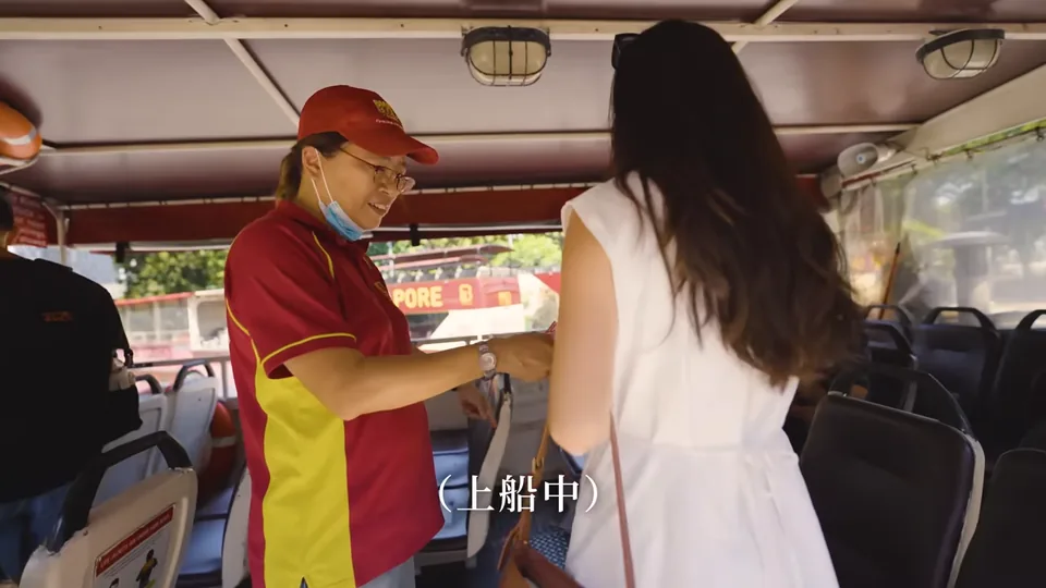秀秀進入水陸車內,工作人員站在座位旁。